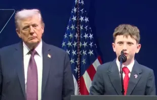 Shane Encinas, de 12 anos, com o presidente dos EUA, Donald Trump, relata uma experiência de discriminação religiosa em escolas públicas americanas em uma audiência da Comissão de Liberdade Religiosa em Washington, D.C., EUA na última segunda-feira (8).