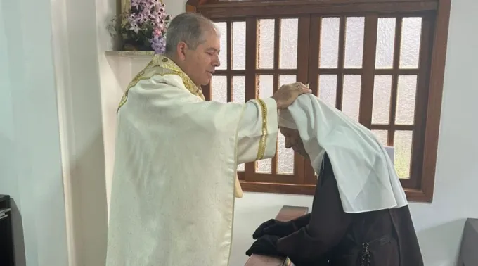 Irmã Maria das Mercedes recebendo a bênção nos seus 100 anos. ?? 