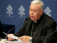 O cardeal Jean-Claude Hollerich, relator-geral do Sínodo da Sinodalidade, fala à imprensa em 20 de junho de 2023, na sede temporária da Sala de Imprensa da Santa Sé, na Cidade do Vaticano.