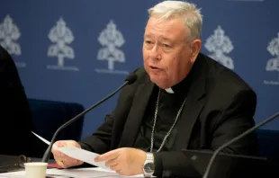 O cardeal Jean-Claude Hollerich, relator-geral do Sínodo da Sinodalidade, fala à imprensa em 20 de junho de 2023, na sede temporária da Sala de Imprensa da Santa Sé, na Cidade do Vaticano.