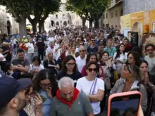 Multidões de pessoas vêm rezar no túmulo de Carlo Acutis na igreja de Santa Maria Maior em Assis, Itália, no fim de semana de sua canonização, em 7 de setembro de 2025.