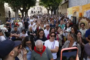 Multidões de pessoas vêm rezar no túmulo de Carlo Acutis na igreja de Santa Maria Maior em Assis, Itália, em 7 de setembro de 2025
