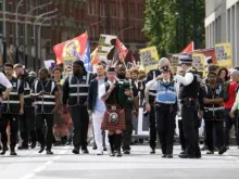 Manifestantes percorrem o centro de Londres na 10ª Marcha Anual pela Vida no Reino Unido, em 6 de setembro de 2025.