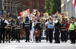 Manifestantes percorrem o centro de Londres na 10ª Marcha Anual pela Vida no Reino Unido, em 6 de setembro de 2025.