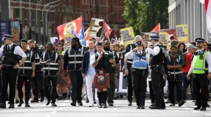 Manifestantes percorrem o centro de Londres na 10ª Marcha Anual pela Vida no Reino Unido ?? 