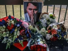 Visão geral de uma coroa de flores depositada por enlutados hoje (11) em frente à Embaixada dos EUA em Pretória, África do Sul, depois do assassinato do jovem ativista e influenciador americano Charlie Kirk, enquanto discursava num evento na Universidade de Utah Valley, em Orem, Utah, EUA.