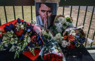 Visão geral de uma coroa de flores depositada por enlutados hoje (11) em frente à Embaixada dos EUA em Pretória, África do Sul, depois do assassinato do jovem ativista e influenciador americano Charlie Kirk, enquanto discursava num evento na Universidade de Utah Valley, em Orem, Utah, EUA.