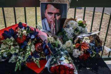 Coroa de flores depositada por enlutados m frente à Embaixada dos EUA em Pretória, África do Sul, depois do assassinato do jovem ativista e influenciador americano Charlie Kirk