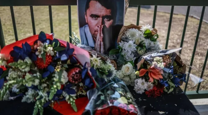 Coroa de flores depositada por enlutados m frente à Embaixada dos EUA em Pretória, África do Sul, depois do assassinato do jovem ativista e influenciador americano Charlie Kirk ?? 