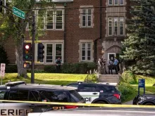 Policiais se reúnem na Escola Católica da Anunciação, em Minneapolis, EUA, em 27 de agosto de 2025, depois de um tiroteio em massa que matou duas crianças e feriu outras 17 pessoas, 14 delas crianças.