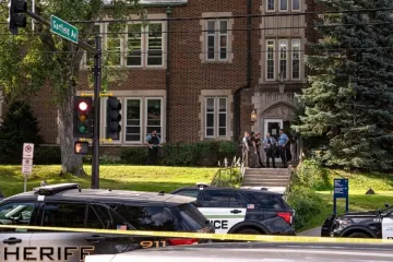 Policiais se reúnem na Escola Católica da Anunciação, em Minneapolis, EUA, em 27 de agosto de 2025