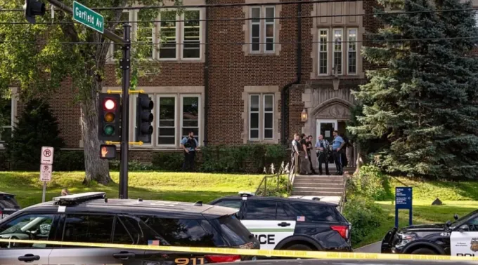 Policiais se reúnem na Escola Católica da Anunciação, em Minneapolis, EUA, em 27 de agosto de 2025 ?? 