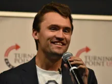 Charlie Kirk, fundador da Turning Point USA e um cristão evangélico declarado, morto na última quarta-feira (10), discursa em evento no Estado do Texas, EUA, em 2018.