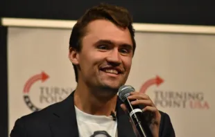 Charlie Kirk, fundador da Turning Point USA e um cristão evangélico declarado, morto na última quarta-feira (10), discursa em evento no Estado do Texas, EUA, em 2018.