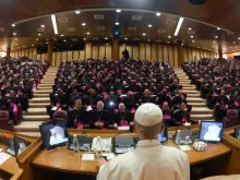 Imagem do encontro do papa Leão XIV com bispos ontem (11) no Vaticano.