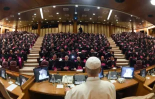 Imagem do encontro do papa Leão XIV com bispos ontem (11) no Vaticano.