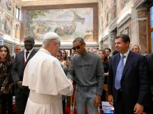 O papa Leão XIV, depois de cumprimentar a ativista iraquiana Nadia Murad e o médico congolês Denis Mukwege, aperta a mão do produtor Pharrell Williams hoje (12) no Vaticano.