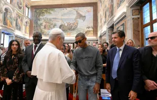 O papa Leão XIV, depois de cumprimentar a ativista iraquiana Nadia Murad e o médico congolês Denis Mukwege, aperta a mão do produtor Pharrell Williams hoje (12) no Vaticano.
