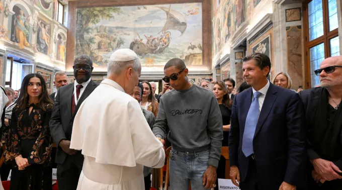Leão XIV  cumprimenta Pharrell Williams no Vaticano em 12 de setembro de 2025 ?? 