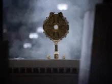 A Eucaristia é exibida num ostensório na catedral de São Patrício, em Nova York, EUA, antes de uma procissão eucarística em 15 de outubro de 2024.