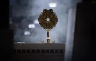 A Eucaristia é exibida num ostensório na catedral de São Patrício, em Nova York, EUA, antes de uma procissão eucarística em 15 de outubro de 2024.