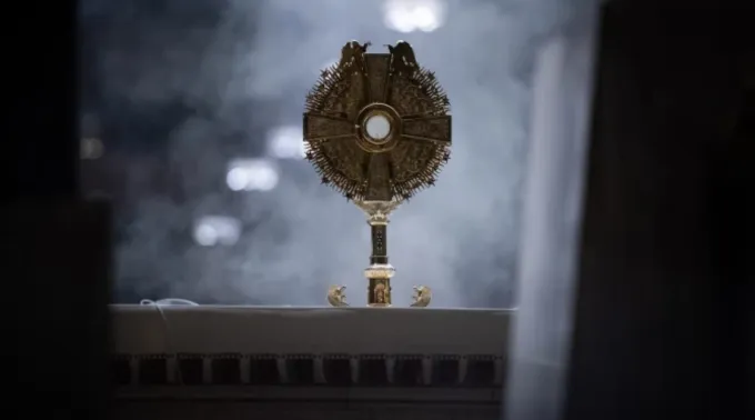 Eucaristia num ostensório na catedral de São Patrício, em Nova York, EUA, antes de uma procissão eucarística em 15 de outubro de 2024 ?? 