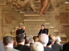 O juiz Samuel A. Alito Jr. fala sobre sua perspectiva sobre como um sistema legal pode proporcionar misericórdia numa conversa com monsenhor Laurence Spiteri (à esquerda) na sede judicial do Vaticano em 20 de setembro de 2025.