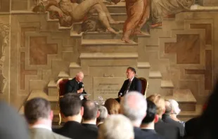 O juiz Samuel A. Alito Jr. fala sobre sua perspectiva sobre como um sistema legal pode proporcionar misericórdia numa conversa com monsenhor Laurence Spiteri (à esquerda) na sede judicial do Vaticano em 20 de setembro de 2025.