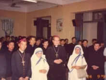 O então arcebispo Van Thuan conhece santa Teresa de Calcutá em sua primeira visita ao Vietnã como madre superiora das Missionárias da Caridade, em 1991.