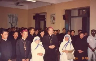 O então arcebispo Van Thuan conhece santa Teresa de Calcutá em sua primeira visita ao Vietnã como madre superiora das Missionárias da Caridade, em 1991.