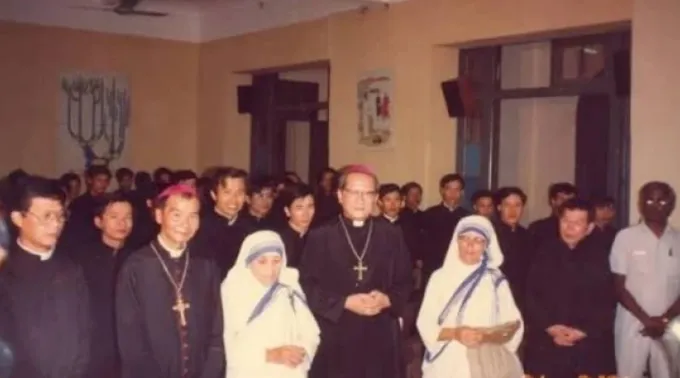 Van Thuan conhece santa Teresa de Calcutá em sua primeira visita ao Vietnã em 1991 ?? 