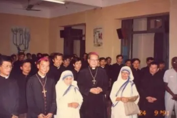 Van Thuan conhece santa Teresa de Calcutá em sua primeira visita ao Vietnã em 1991