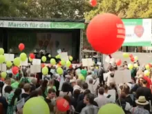 Milhares de manifestantes se uniram à Marcha pela Vida em Colônia, Alemanha, em 20 de setembro de 2025.