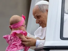 O papa Leão XIV abençoa uma menina na audiência geral de hoje (24) no Vaticano.