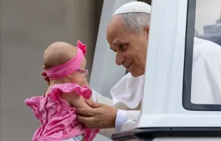 O papa Leão XIV abençoa uma menina na audiência geral de hoje (24) no Vaticano.