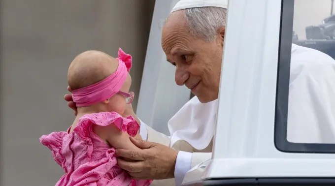 Leão XIV abençoa uma menina na audiência geral de 24 de setembro de 2025 no Vaticano ?? 
