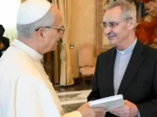 O papa Leão XIV com o diretor da revista La Civiltà Cattolica, o padre jesuíta Nuno da Silva.