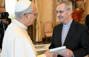 O papa Leão XIV com o diretor da revista La Civiltà Cattolica, o padre jesuíta Nuno da Silva.