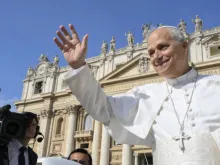 Papa Leão XIV acena para peregrinos reunidos para sua audiência geral semanal em 17 de setembro de 2025, na praça de São Pedro, no Vaticano.