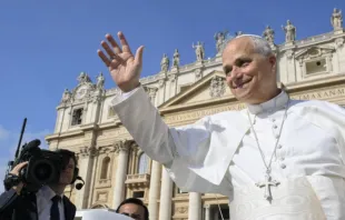 Papa Leão XIV acena para peregrinos reunidos para sua audiência geral semanal em 17 de setembro de 2025, na praça de São Pedro, no Vaticano.