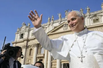 Leão XIV acena para peregrinos reunidos para sua audiência geral semanal em 17 de setembro de 2025, na praça de São Pedro