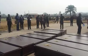 Caixões com restos mortais de 73 cristãos do Estado de Benue, no centro da Nigéria, massacrados por jihadistas fulani em 2018.