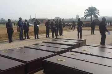 Caixões com restos mortais de 73 cristãos do Estado de Benue, no centro da Nigéria