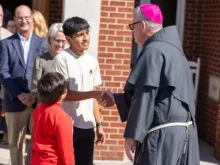 O bispo de Charlotte, EUA, Michael Martin, cumprimenta paroquianos em Waynesville, Carolina do Norte, EUA, em 6 de outubro de 2024.