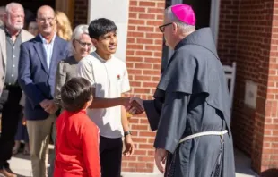 O bispo de Charlotte, EUA, Michael Martin, cumprimenta paroquianos em Waynesville, Carolina do Norte, EUA, em 6 de outubro de 2024.