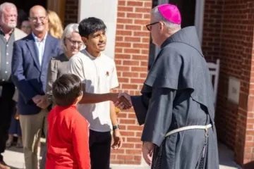 Michael Martin cumprimenta paroquianos em Waynesville, Carolina do Norte, EUA, em 6 de outubro de 2024