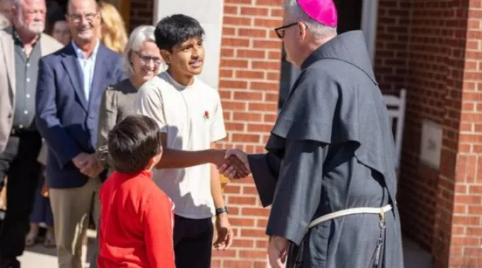 Michael Martin cumprimenta paroquianos  em Waynesville, Carolina do Norte, EUA, em 6 de outubro de 2024 ?? 