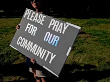 Enfermeiros em greve seguram cartazes em apoio à comunidade depois de um tiroteio e incêndio na Igreja de Jesus Cristo dos Santos dos Últimos Dias, em frente ao Hospital Henry Ford Genesys, em 29 de setembro de 2025, em Grand Blanc, Michigan, EUA.