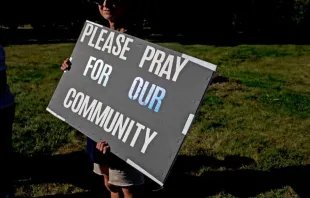 Enfermeiros em greve seguram cartazes em apoio à comunidade depois de um tiroteio e incêndio na Igreja de Jesus Cristo dos Santos dos Últimos Dias, em frente ao Hospital Henry Ford Genesys, em 29 de setembro de 2025, em Grand Blanc, Michigan, EUA.