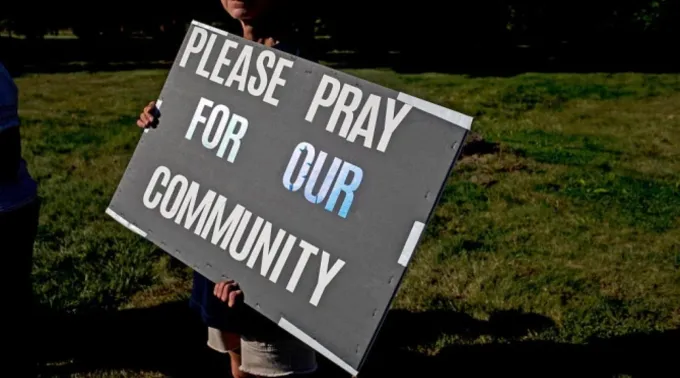 Enfermeiros em greve seguram cartazes em apoio à comunidade depois de um tiroteio e incêndio na Igreja de Jesus Cristo dos Santos dos Últimos Dias, em frente ao Hospital Henry Ford Genesys, em 29 de setembro de 2025, em Grand Blanc, Michigan, EUA. ?? 